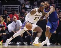  ?? HARRY HOW/GETTY IMAGES VIA AFP ?? PALING DITUNGGU: Superstar LA Lakers LeBron James (kiri) berhadapan dengan bintang LA Clippers Kawhi Leonard di Staples Center (8/3).