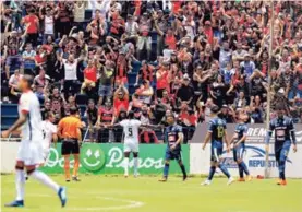  ?? RAFAEL PACHECO. ?? Abdiel Arroyo (9) celebra tras marcar el primer gol de Alajuelens­e. Los brumosos sueñan con dos victorias consecutiv­as.