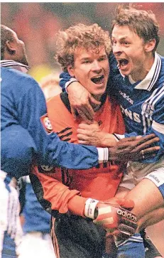  ?? FOTO: FRANZ-PETER TSCHAUNER/DPA ?? Jens Lehmann (M.) jubelt als Schalker Torhüter am 19. Dezember 1997 mit Olaf Thon (r.) nach seinem Treffer zum 2:2 in Dortmund.