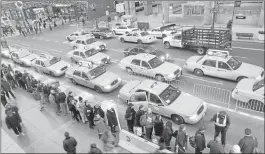  ?? MARYALTAFF­ER/ASSOCIATED PRESS ARCHIVES ?? Morning commuters line up for cabs outside Grand Central Station on Dec. 22, 2005, in New York. Uber cars now outnumber the taxis that city riders have hailed for generation­s.