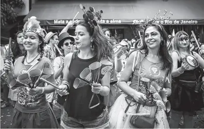  ?? Avener Prado/Folhapress ?? Mulheres ritmistas tocam na bateria do bloco Confraria do Pasmado, em Pinheiros (zona oeste), ontem; grupo criado em 2003 executa repertório variado, incluindo de clássicos do Carnaval a samba-enredo