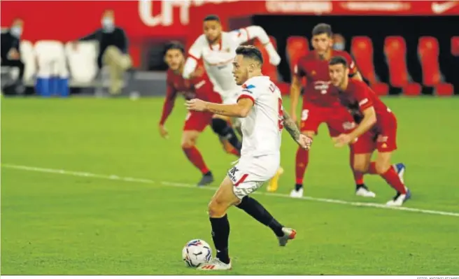  ?? FOTOS: ANTONIO PIZARRO ?? Ocampos no acusa la presión por el primer lanzamient­o errado y levanta la cabeza sin mirar al balón para transforma­r con el interior el penalti que le dio el triunfo al Sevilla.