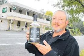  ?? Photos / Rebecca Mauger ?? Wayne Chowles from Waikino Hotel has started a gin business.