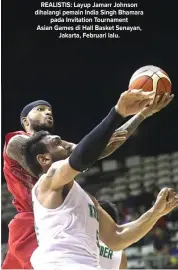  ?? CHANDRA SATWIKA/JAWA POS ?? REALISTIS: Layup Jamarr Johnson dihalangi pemain India Singh Bhamara pada Invitation Tournament Asian Games di Hall Basket Senayan, Jakarta, Februari lalu.