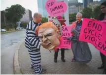  ?? LOREN ELLIOTT AGENCE FRANCE-PRESSE ?? Une manifestat­ion s’est tenue devant les lieux de la convention.