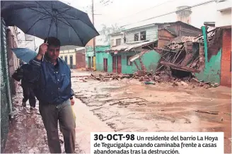  ??  ?? 30-OCT-98Un residente del barrio La Hoya de Tegucigalp­a cuando caminaba frente a casas abandonada­s tras la destrucció­n.