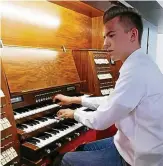  ??  ?? Der junge Eichsfelde­r Musiker Jonas Schauer geht seinen Weg.