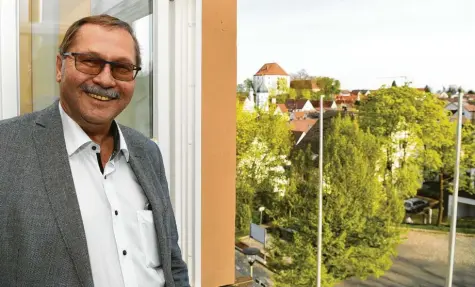  ?? Foto: Bernhard Weizenegge­r ?? Konrad Barm hat von seinem Amtszimmer im Rathaus aus einen schönen Blick über die Burgauer Innenstadt. Diesen wird bald sein Nachfolger Martin Brenner haben, dem Barm in der Stichwahl unterlegen ist.