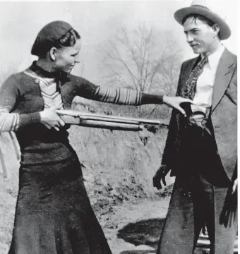  ?? FOTO: ANONYMOUS/AP ?? Die berüchtigt­en Bankräuber Bonnie Parker und Clyde Barrow