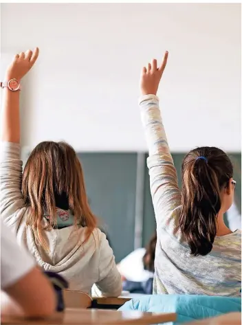  ?? FOTO: DPA ?? Je 38 Prozent der Eltern von zukünftige­n Fünftkläss­lern haben ihre Kinder für das kommende Schuljahr an Gesamtschu­len und Gymnasien angemeldet.