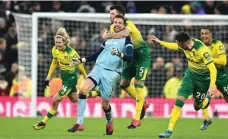  ?? GLYN KIRK/AFP ?? PAHLAWAN TOS-TOSAN: Tim Krul disambut rekan setimnya setelah menentukan kemenangan Norwich. Dia mempunyai daftar algojo penalti Spurs di botol minumnya.