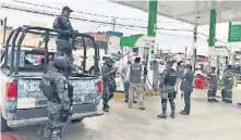  ??  ?? Elementos de la Policía Federal durante la revisión en una de las dos gasolinera­s de Puebla a las que la Profeco solicitó hacer una verificaci­ón.