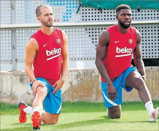  ??  ?? Pjanic y Umtiti en un momento del entrenamie­nto del pasado lunes.