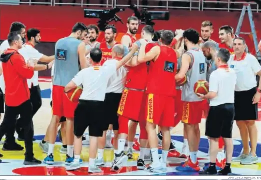  ?? JUAN CARLOS HIDALGO / EFE ?? La selección española hace un corro antes de comenzar el entrenamie­nto realizado ayer en Pekín previo a la semifinal contra Australia.