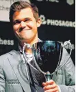  ?? FOTO: AFP ?? Als Weltmeiste­r grinst: Magnus Carlsen.