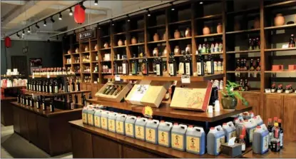  ?? ?? Vinegar products are displayed at a rural vinegar culture sightseein­g zone in Shizuishan, Ningxia Hui autonomous region.