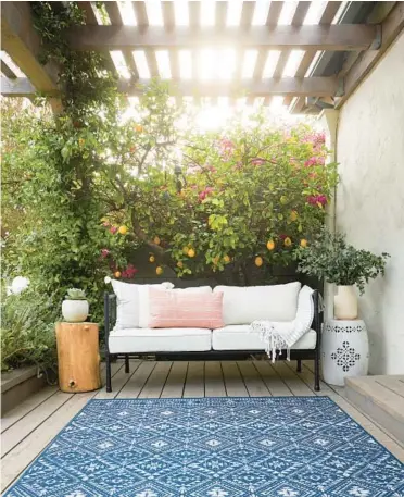  ?? ?? Washable outdoor rugs, like this one with a navy and white print, are a great way to bring an indoor vibe outdoors.
Zen amenities
Greenspace­s