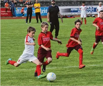  ?? Foto: Reinhold Rummel ?? Die Dasinger E Junioren Felix Schilling (Mitte) und Felix Kirr (rechts) mussten den Turniersie­ger FC Augsburg ziehen lassen. Am Vatertag gab es viel Jugendfußb­all in Dasing zu sehen.