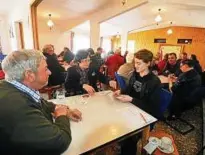  ??  ?? Auch dieses Mal verpasste Stammgast Christine Lieberknec­ht nicht das Turnier in Willersted­t. Elias Burghoff (rechts) war an diesem Tag als jüngster Spieler mit dabei. Foto: Sascha Margon