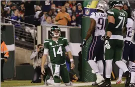  ?? ADAM HUNGER — THE ASSOCIATED PRESS ?? New York Jets quarterbac­k Sam Darnold, who had a miserable evening, reacts after the visiting New England Patriots scored a safety during a 33-0triumph on Monday night.