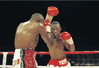  ?? IMAGES / LEFTY SHIVAMBU / GALLO ?? Zolani Tete, right, lashes out at Moruti Mthalane with a right during a previous fight. Tete will face Siboniso Gonya in Ireland tomorrow.