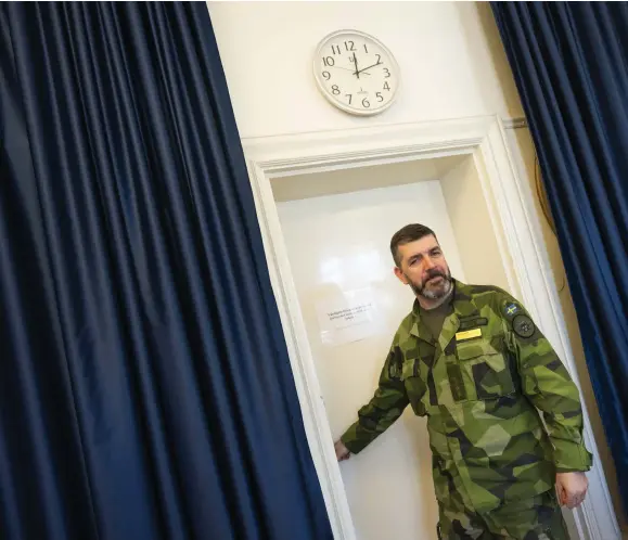  ?? ?? Även om klockan ovanför Lv 6-chefen Mikael Beck hunnit passera tolv, tror han inte att det svenska Natomedlem­skapet kommer för sent. ”Vi måste ha säger han.