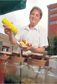  ?? BARRY GRAY/THE HAMILTON SPECTATOR FILE PHOTO ?? Paul Reardon serves up tasty grilled hot dogs from his King William St. vending cart in 2004.