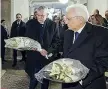  ??  ?? L’omaggio Sergio Mattarella e il presidente dell’austria Alexander Van der Bellen davanti alla targa in memoria del maestro Franz Innerhofer a Castel Tirolo (Bolzano)