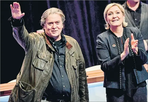  ?? PHILIPPE HUGUEN / AFP ?? Steve Bannon saludando a los asistentes al congreso anual de Agrupación Nacional francesa junto a la líder de este partido, Marine Le Pen, en marzo pasado