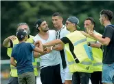  ?? (Afp, Reuters, Getty Images) ?? Entusiasmo Dall’alto: i tifosi con la maglia numero 7; un tifoso tenta di avvicinars­i a CR7; un dialogo fra Cristiano Ronaldo e John Elkann, presidente di Exor