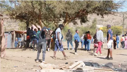  ?? Picture: Marizka Coetzer ?? END OF THEIR TETHER. Angry Gomora informal settlement residents say they will protest until their demands are met.