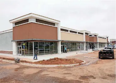  ?? ERIECH TAPIA, FOR THE OKLAHOMAN] [PHOTO BY ?? Redevelopm­ent of the Bryant Square shopping center is bringing new and varied businesses to east Edmond.