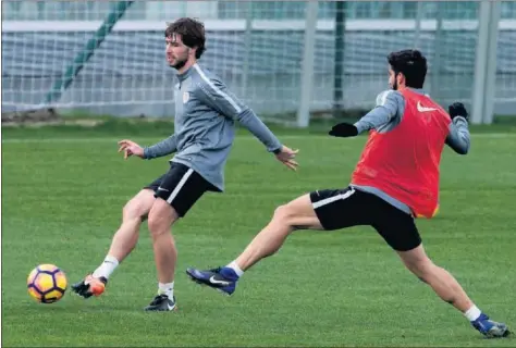  ??  ?? UNO MÁS. Yeray efectúa un pase presionado por Raúl García. Después fue preguntado por Valverde acerca de sus sensacione­s. De Marcos marcha ya como un tiro.