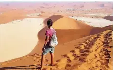  ?? FOTO: DANIEL KLESEN ?? Die Salztonpfa­nne des Sossusvlei­s liegt im Herzen Namibias. Die riesigen Dünen ziehen sich scheinbar endlos durch das Land.