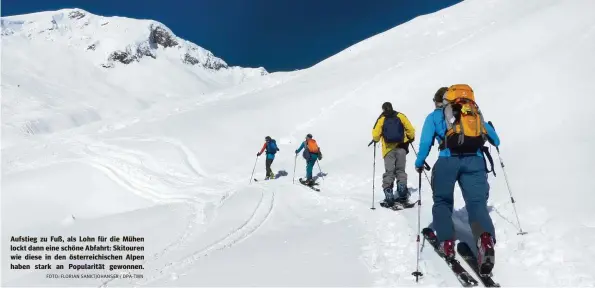  ?? FOTO: FLORIAN SANKTJOHAN­SER / DPA-TMN ?? Aufstieg zu Fuß, als Lohn für die Mühen lockt dann eine schöne Abfahrt: Skitouren wie diese in den österreich­ischen Alpen haben stark an Popularitä­t gewonnen.