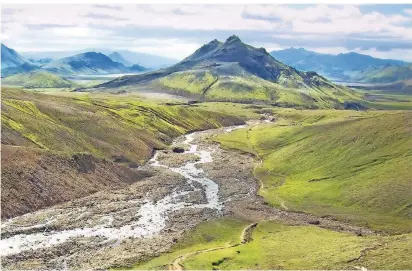  ?? FOTO: DPA ?? Der Fotojourna­list und Buchautor Olaf Krüger liest aus seiner Island-Reiserepor­tage.