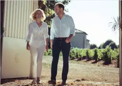  ??  ?? Virginie et Grégory Barbet possèdent un joli patrimoine de vieilles vignes.