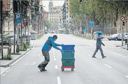  ?? MANÉ ESPINOSA ?? Un repartidor cruza una desértica calle Balmes para hacer la entrega de un pedido