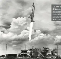  ??  ?? Le SM-64 Navaho est l’une des solutions explorées pour faire face aux défenses aériennes soviétique­s et est soumis à plusieurs essais à partir de novembre 1956. La formule adoptée est celle d’un booster devant permettre au missile de croisière, pouvant atteindre Mach 3 grâce à deux ramjets, de franchir 6500 km et de délivrer une charge thermonucl­éaire. Au terme d’essais infructueu­x, le système est abandonné au profit de l’atlas. (© US Air Force)