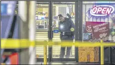  ?? JOHN SPINK / JSPINK@AJC.COM ?? Atlanta police investigat­e the scene the Citgo Food Mart on Empire Boulevard at Browns Mill Road after a clerk was shot in a predawn robbery.