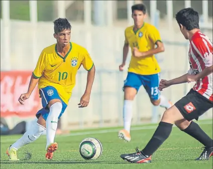  ?? RUBÉN GARCÍA CARBALLO ?? Vitinho, con la selección de Brasil en el MIC de 2014 cuando tenía 16 años La imagen es del campo del Hostalric (Girona)FOTO: