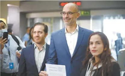  ?? JORGE LÓPEZ ?? El alcalde sampetrino Miguel Treviño entregó la iniciativa en el Congreso el pasado lunes; en ella también se contempla que las empresas den transporte a sus trabajador­es.