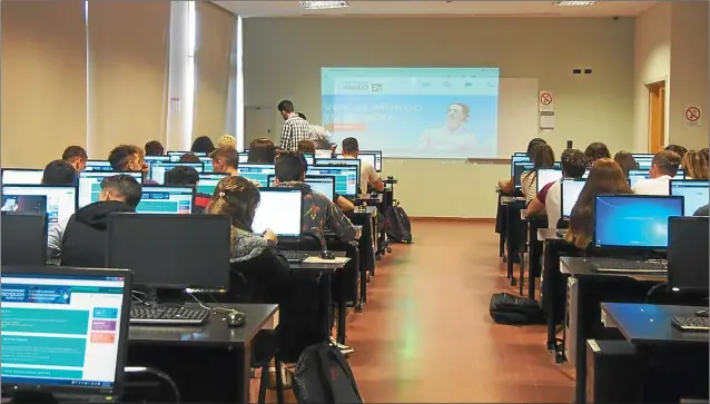  ?? FOTO: UNIVERSIDA­D SIGLO 21 ?? BENEFICIOS. Estudiar a través de un dispositiv­o informátic­o permite resolver problemáti­cas complejas, creando espacios en red donde se integran saberes y culturas.