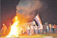  ??  ?? Los indignados también se manifestar­on frente a la casa del diputado Luis Urbieta, donde quemaron neumáticos.