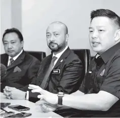  ?? — Bernama photo ?? Leiking (right) holds a press conference after a meeting on Comprehens­ive and Progressiv­e Agreement for Trans-Pacific Partnershi­p (CPTPP) at Wisma Darul Aman. Also seen are Mukhriz (centre) and Kedah State Secretary Datuk Amar Sheikh Mahmood Naim.