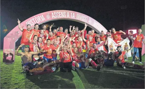  ??  ?? ES DE PRIMERA. La plantilla del Girona celebró con su aficición su histórico ascenso, sobre el césped de Montilivi.