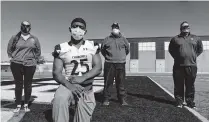  ?? Billy Calzada / Staff photograph­er ?? Communicat­ion facilitato­r Kara Reekie, from left, helps Marshall Perez, a hard-of-hearing football player, learn plays from defensive coordinato­r Luke Moody and head coach Ron Harris.