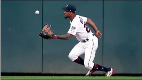  ?? JERRY HOLT/TRIBUNE NEWS SERVICE ?? Minnesota Twins center fielder Byron Buxton catches a ball off the wall hit by the Cleveland Indians' Jay Bruce for a double in Minneapoli­s on Tuesday. The Indians won, 8-1.