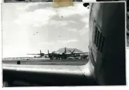  ??  ?? Basen for amerikaner­nes flykommand­o på Iwo Jima. Startbanen, som tidligere havde tilhørt japanerne, lå ved Mount Suribachi. På billedet ses et Boeing B-29 bombefly på vej til bombetogt i Japan.