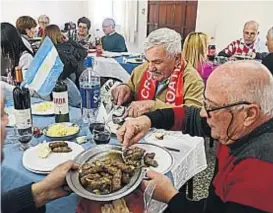  ??  ?? Comida típica. El cevape fue el plato principal ayer.